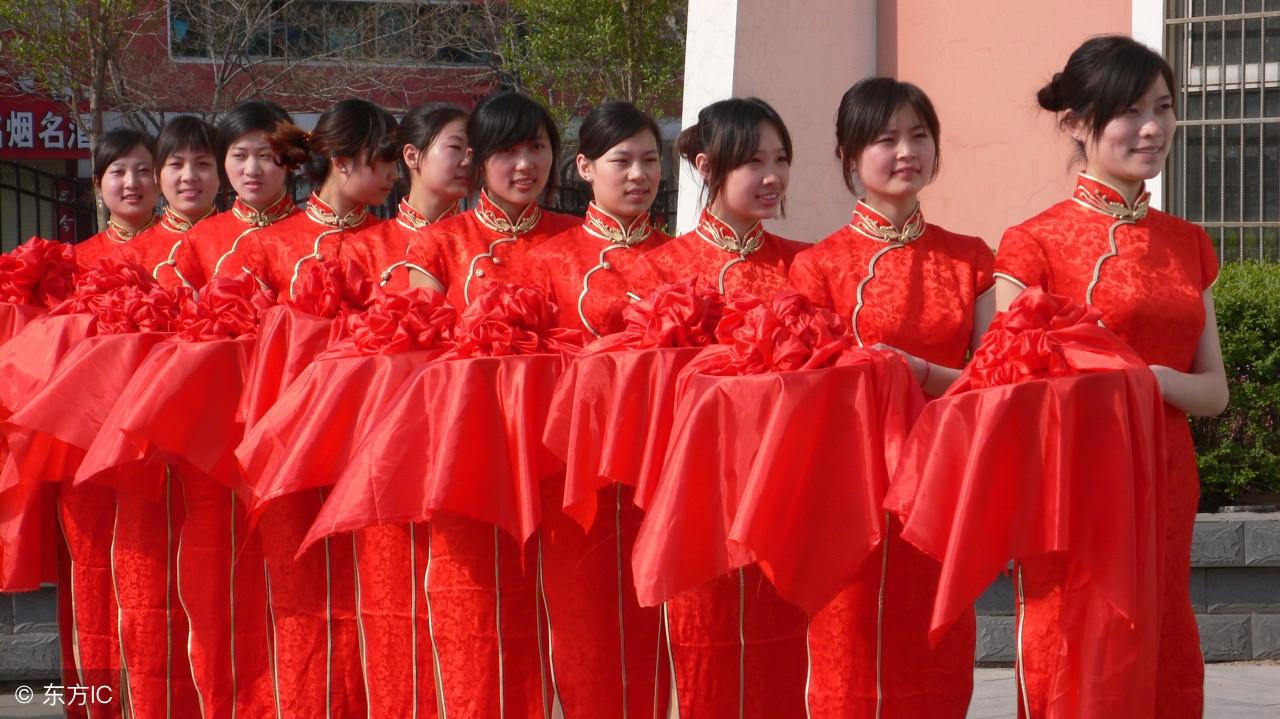 西餐厅服务员怎么服务_服务员餐厅西餐图片_餐厅里的服务员要做哪些事